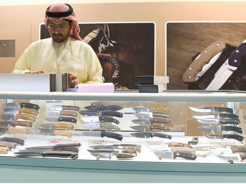 بالفيديو... سكين بسعر خيالي في معرض أبوظبي للصيد والفروسية